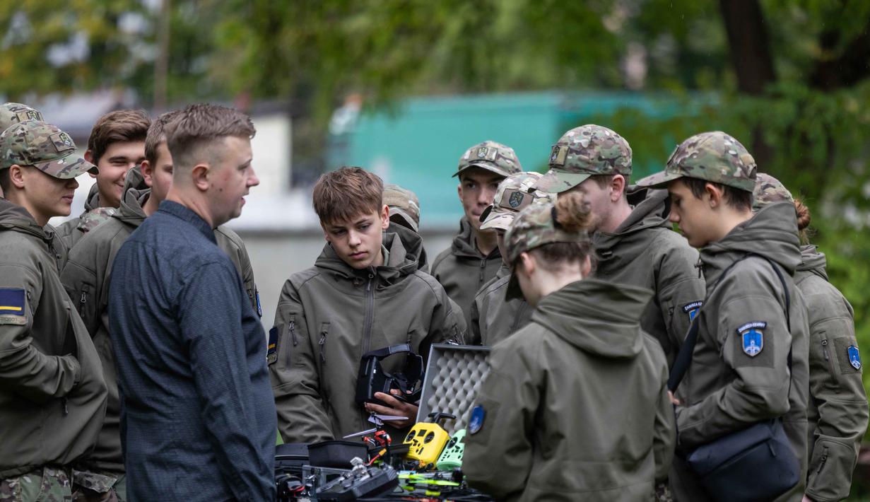 Para remaja akan dilatih tentang cara membuat dan menerbangkan drone, dengan fokus pada strategi militer. (Wojtek RADWANSKI/AFP)