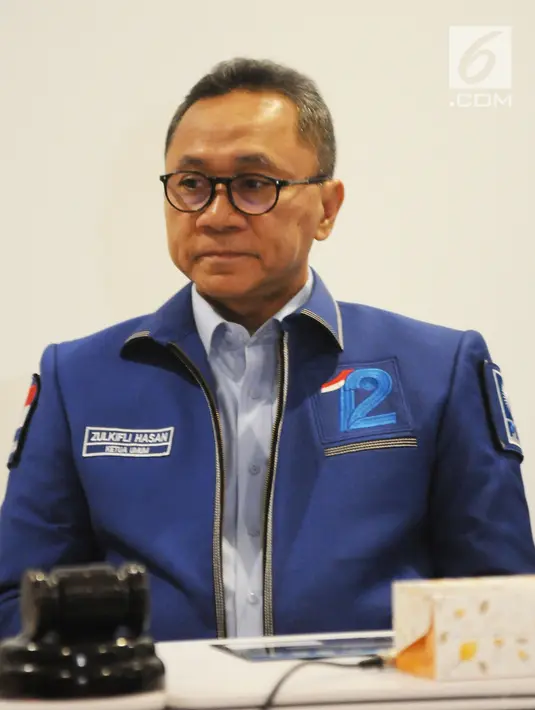 Ketua Umum PAN Zulkifli Hasan memberikan keterangan seusai bertemu Ketua PA 212 Slamet Maarif di Jakarta, Rabu (20/2). PAN akan memberikan bantuan hukum kepada Slamet dalam menghadapi kasus pidana pemilu di Jawa Tengah. (Liputan6.com/Herman Zakharia)