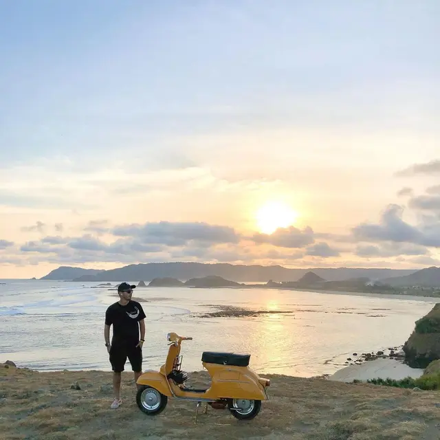 Sampai Lombok, Ini 7 Potret Rifky Alhabsyi Touring Pakai Vespa