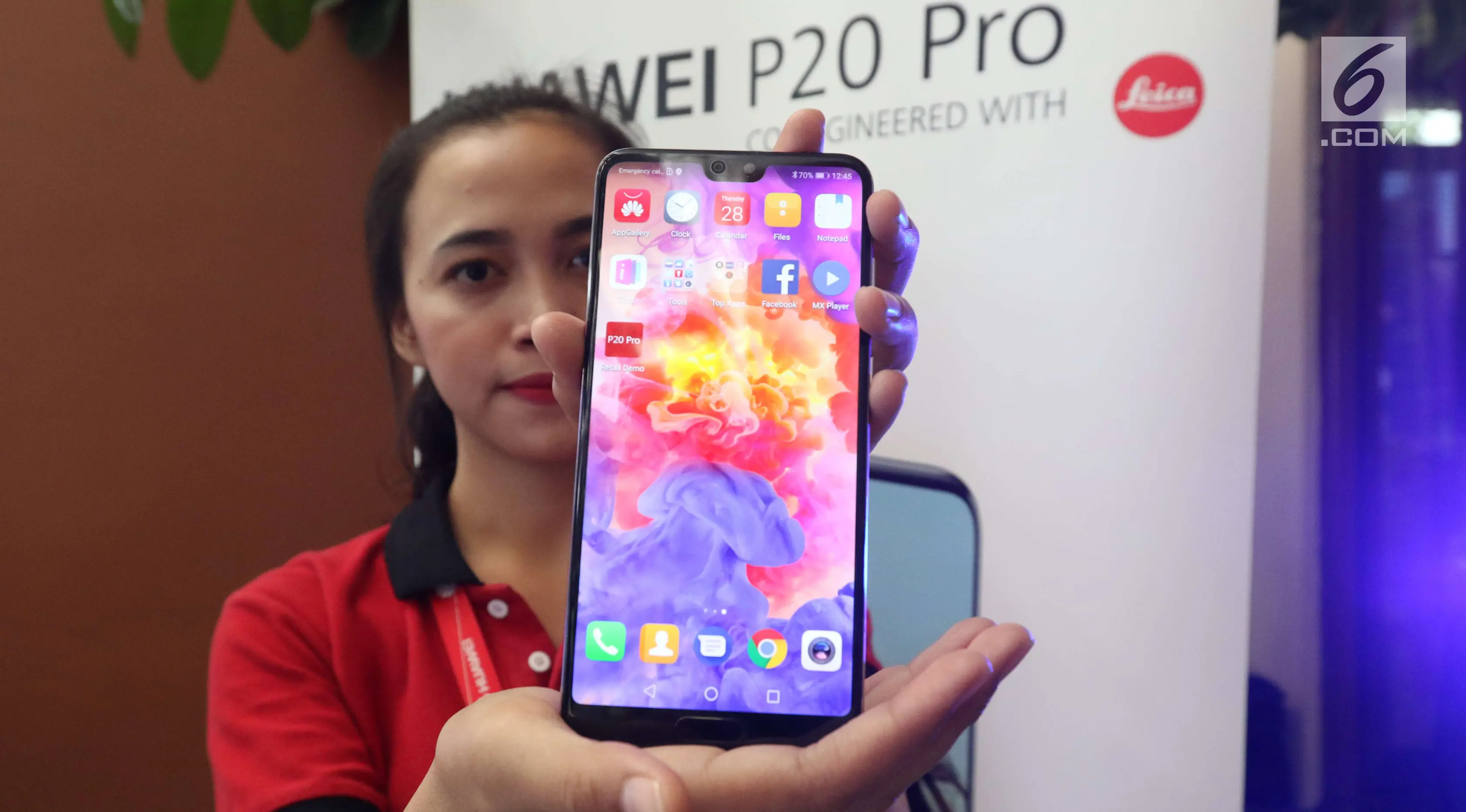 Model menunjukan Huawei P20 Pro di Jakarta, Kamis (28/6). Huawei P20 Pro resmi dipasarkan dan dibanderol seharga Rp 11.999.000 di Indonesia. (/Angga Yuniar)
