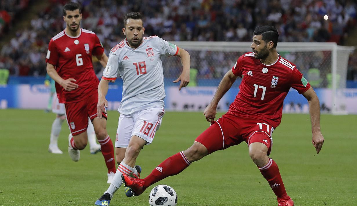 Gelandang Iran, Mehdi Taremi, menghadang laju bek Spanyol, Jordi Alba, pada laga grup B Piala Dunia di Kazan Arena, Kazan, Rabu (20/6/2018). Spanyol menang 1-0 atas Iran. (AP/Manu Fernandez)
