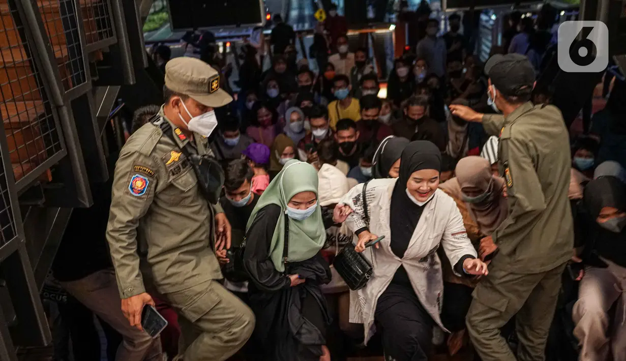 Warga berebut naik ke spot balkon JPOS Phinisi di kawasan Karet, Jakarta, Minggu (20/3/2022). Setiap hari warga ramai sekadar berswafoto dan pesepeda yang menjajal lift guna menyeberang. Tak ayal mengakibatkan kerumunan di atas JPOS Phinisi. (Liputan6.com/Faizal Fanani)