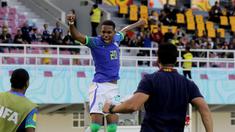 Timnas Brasil U-17 menjadi tim pertama yang memastikan lolos ke babak perempatfinal alias 8 besar setelah pada laga 16 besar mengalahkan sesama wakil Amerika Selatan, Ekuador dengan skor 3-1 dalam laga yang berlangsung panas di Stadion Manahan, Solo, Senin (20/11/2023) sore WIB. Estevao menjadi bintang kemenangan Selecao muda dengan menyumbang dua gol, ditambah satu gol lagi dari Luighi. Sementara satu-satunya gol Ekuador dicetak oleh Michael Bermudez. (Bola.com/Arief Bagus)