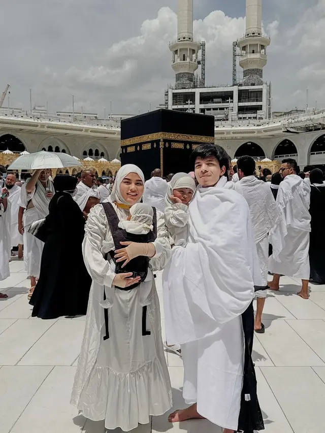 8 Potret Atta Halilintar dan Aurel Hermansyah Umroh di Bulan Ramadhan, Ikut Bagi Takjil