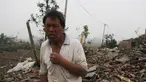 Seorang pria berdiri di depan puing bangunan rumahnya akibat tornado menyapu wilayah Yancheng, Provinsi Jiangsu, Tiongkok, Kamis (23/6). Cuaca ekstrim termasuk hujan es, hujan lebat, dan angin puting beliung itu menewaskan sedikitnya 51 orang. (STR/AFP)