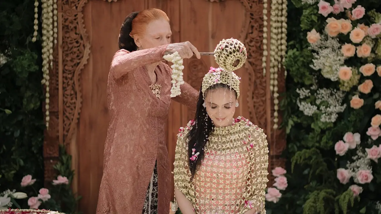 Gaya Cantik Luna Maya saat Prosesi Siraman/via Instagram Luna Maya