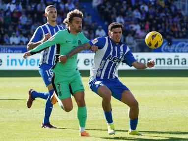 Penyerang Atletico Madrid #07 Antoine Griezmann berebut bola dengan bek Deportivo Alavez #27 Javi Lopez dalam lanjutan jordana 32 LaLiga Spanyol di Stadion Estadio de Mendizorroza, Minggu (21/4/2024) malam WIB. (CESAR MANSO / AFP)