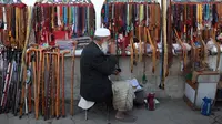 Seorang pedagang minum teh sambil menunggu pelanggan di sebuah pasar tradisional di Kabul, Afghanistan, Rabu (9/10/2019). Pendapatan per kapita Afghanistan tercatat sebesar USD 1.150. (AP Photo/Tamana Sarwary)