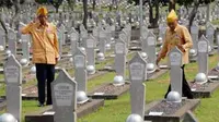 Dua orang Legiun Veteran Republik Indonesia berziarah di Taman Makam Pahlawan Nasional, Kalibata, Jaksel, Selasa (10/11), usai upacara memperingati Hari Pahlawan. (Antara) 