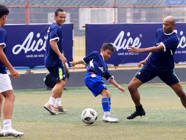 Legenda Timnas Indonesia,Elie Aiboy, bermain sepak bola bersama anak-anak SSB pada acara Dukung Generasi Emas Sepak Bola Indonesia bersama Aice di Pancoran Soccer Field, Jakarta Selatan, Selasa (25/7/2023). (Bola.com/M Iqbal Ichsan)