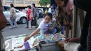 Calon pembeli memilih kartu ucapan selamat Idul Fitri di Tanah Abang, Jakarta, Selasa (28/6). Penjualan kartu ucapan tersebut alami penigkatan 100% karena menjadi incaran masyarakat untuk melengkapi hari raya lebaran. (Liputan6.com/Angga Yuniar)