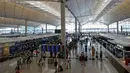 Calon penumpang memadati loket check in di bandara Hong Kong, Rabu (14/8/2019). Bandara Hong Kong kembali membuka penerbangan keberangkatan pada Rabu pagi setelah sempat lumpuh selama dua hari akibat demonstran menduduki salah satu bandara tersibuk di dunia tersebut. (AP/Vincent Thian)