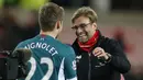  Juergen Klopp merayakan kemenangan bersama  kiper Liverpool, Simon Mignolet usai mengalahkan Sunderland 1-0 pada Lanjutan Liga premier Inggris di Stadion Light, Inggris, Kamis (31/12/31) dini hari WIB.   (Reuters/Lee Smith)