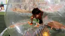 Seorang peserta bersusah payah menegakkan badannya saat mengikuti turnamen sepakbola di Medellin, Kolombia, Sabtu (10/10/2015). Mereka saling berebut bola untuk mencetak gol ke gawang lawannya. (REUTERS/Fredy Builes)