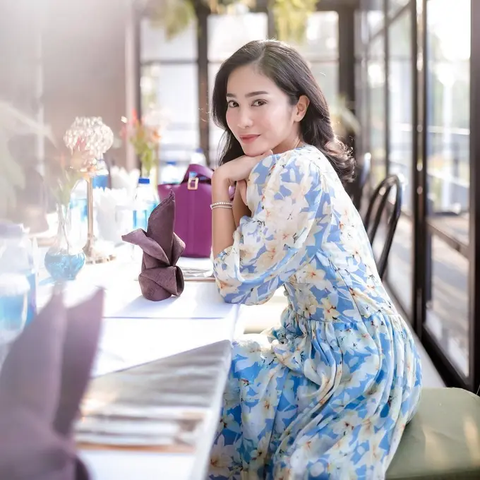 Edit Video dengan Kain Sari Bak Perempuan India, Ini Koleksi Dress Bunga Zainal yang Sukses Bikin Tampilan ala Princess