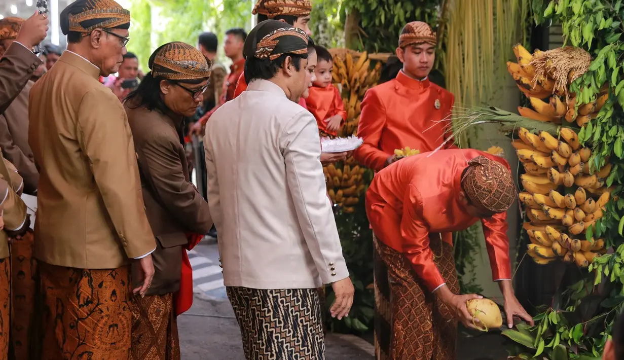 Meski acara sudah dimulai sejak pukul 08.00 WIB, namun hiruk pikuk sudah tampak di kediaman Jokowi sejak pagi. Tamu undangan yang terdiri dari kerabat dan para sahabatnya sudah sibuk meramaikan acara pemasangan Bleketepe. (Adrian Putra/Bintang.com)