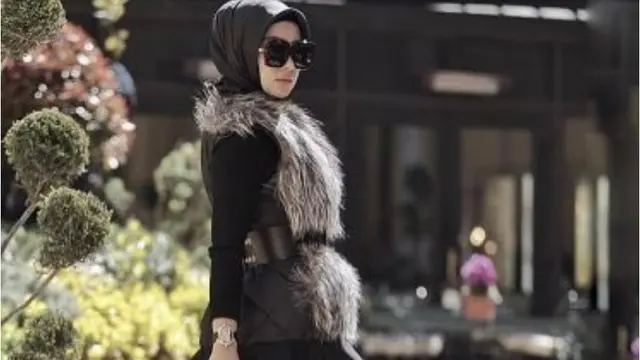 Syahrini mengenakan rok mini dan legging namun berhijab (brilio.net)