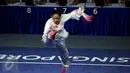 Lompatan atlet wushu Indonesia, Lindswell Kwok saat tampil di nomor pedang TaijiJian SEA Games 2015 di SingaporeExpo, Singapura, Senin (8/6/2015). Lindswell Kwok berhasil meraih medali emas setelah mengumpulkan 9.73 poin. (Liputan6.com/Helmi Fithriansyah)