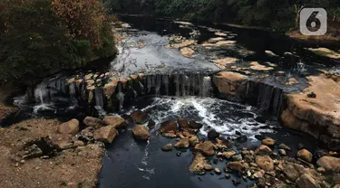 Foto udara aliran Curug Parigi di Kecamatan Bantar Gebang, Bekasi, Jawa Barat, Kamis (21/9/2023). Kondisi Curug Parigi yang menjadi objek wisata sangat memprihatinkan dengan air surut dan berwarna hitam serta berbau. (merdeka.com/Imam Buhori)