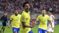 Bek Timnas Brasil, Marquinhos, merayakan gol yang dicetaknya ke gawang Peru dalam laga Kualifikasi Piala Dunia 2026 zona Amerika Selatan di Nacional Stadium, Lima, Peru, Rabu (13/9/2023) pagi WIB. (ERNESTO BENAVIDES / AFP)