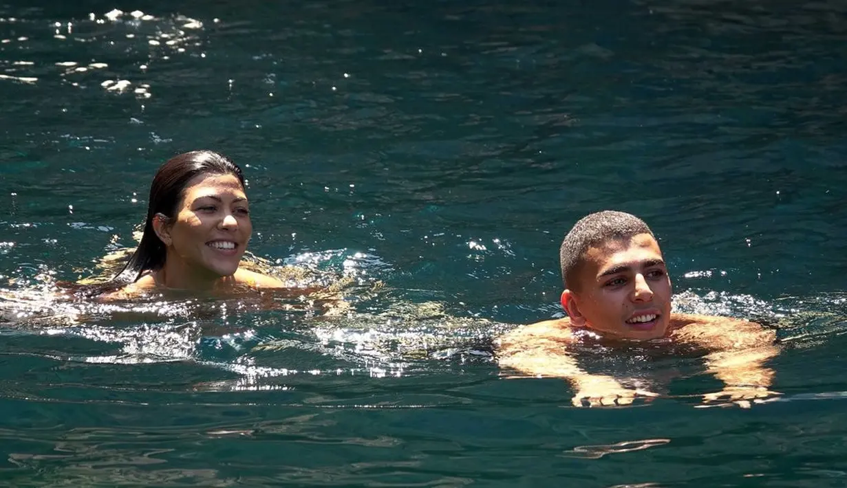 Dilansir dari HollywoodLife, Scott benar-benar tak suka melihat liburan Kourtney bersama dengan Younes. (Popsugar)