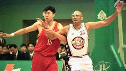 Pada posisi ke lima ditempati oleh Kareem Abdul-Jabbar. Peraih enam kali MVP dan cincin NBA ini mengoleksi angka 237 penampilan di babak Playoff NBA. (Foto: AFP/Zou Qing)