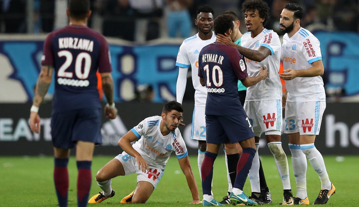 Neymar (3kanan) melakukan protes kepada wasit saat setelah melanggar pemain Marseille pada lanjutan Ligue 1 di  Velodrome Stadium, Marseille, (22/10/2017). PSG bermain imbang 2-2 melawan Marseille. AFP/Valery Hache)