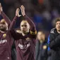 Kapten Barcelona, Andres Iniesta, merayakan gelar juara La Liga 2017- 2018 setelah mengalahakan Deportivo La Coruna di Stadion Riazor, Senin (30/4/2018). Barcelona menang 4-2 atas Deportivo La Coruna. (AP/Lalo R. Villar)