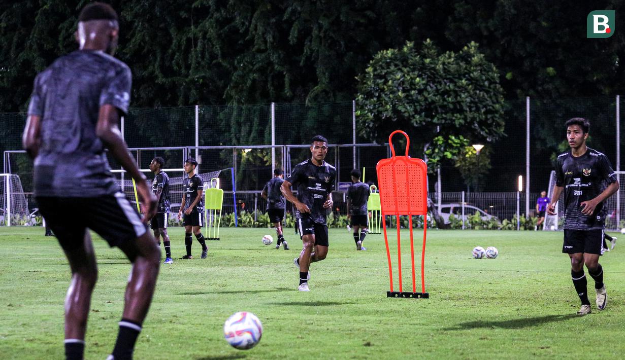 <p>Sejumlah pemain Timnas Indonesia U-20 melakukan pemusatan latihan yang berlangsung di Lapangan B, Senayan, Jakarta, Jumat (15/03/2024) malam. Pemusatan latihan ini sebagai bentuk persiapan Timnas Indonesia U-20 untuk mengikuti ajang Piala AFF U-19 2024 dan Kualifikasi Piala Asi U-20 2025. (Bola.com/Bagaskara Lazuardi)</p>