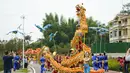 Warga desa menampilkan pertunjukan tari naga di Distrik Tongliang di Chongqing, China barat daya (19/9/2020). Pertunjukan tari naga dan kegiatan rakyat lainnya digelar untuk merayakan festival panen petani China yang jatuh pada Equinox Musim Gugur setiap tahunnya. (Xinhua/Liu Chan)
