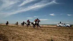 Sejumlah perserta memacu kudanya saat bersaing dalam festival kuda Arab di Karhuk, Hassakeh, Suriah (5/5/2019). Festival kuda Arab tahunan ini sudah berlangsung keenam kalinya di daerah Al-Jwadea. (AP Photo/Baderkhan Ahmad)