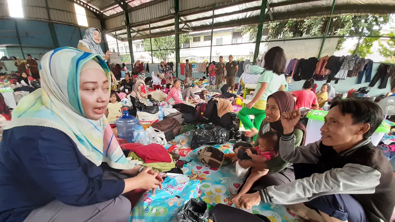 Istri Wali Kota Tangerang, Aini Suci Wismansyah mengunjungi warganya yang mengungsi akibat banjir