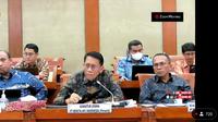 Direktur Utama PT Kereta Api Indonesia (Persero) Didiek Hartantyo memaparkan rencana Impor KRL di DPR RI (Dok: Tira)