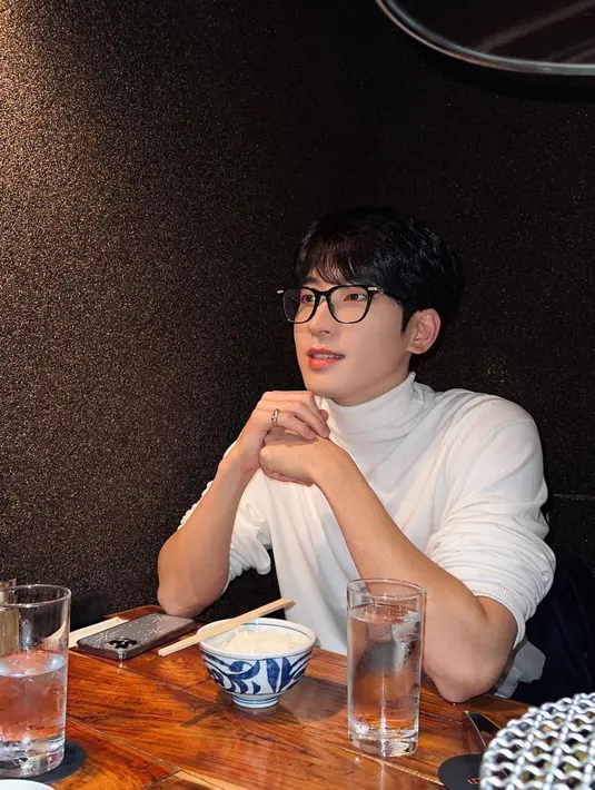 Gaya kasual Wonwoo dengan memakai turtle neck berwarna putih ini sempat mencuri perhatian Carats atau penggemar Seventeen. Memakai turtle neck tanpa aksesoris tambahan lain, Wonwoo tampak begitu memesona. (Liputan6.com/IG/@everyone_woo)