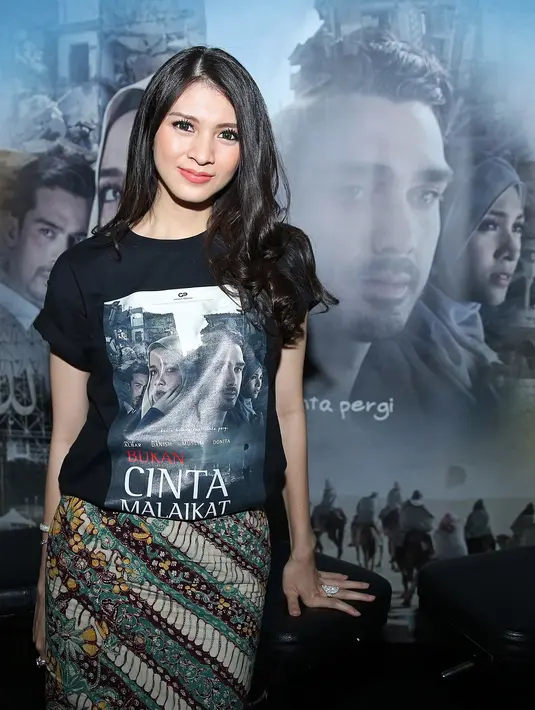 Dalam film religinya ini, istri Adi Nugroho itu berperan sebagai Aliyah. Perempuan Indonesia yang mengharap cinta Reyhan yang diperankan oleh Fahri Albar. Reyhan merupakan teman kecil Aliyah. (Bambang E. Ros/Bintang.com)