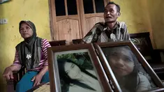 Ahmad Kaliman dan Suratmi orang tua dari Sumarti Ningsih, seorang wanita Indonesia yang dibunuh oleh Rurik Jutting Karyawan Bank of America Merrill Lynch di Hong Kong di desa mereka di Cilacap, Jawa Tengah , Indonesia (8/11). (REUTERS/Idhad Zakaria)