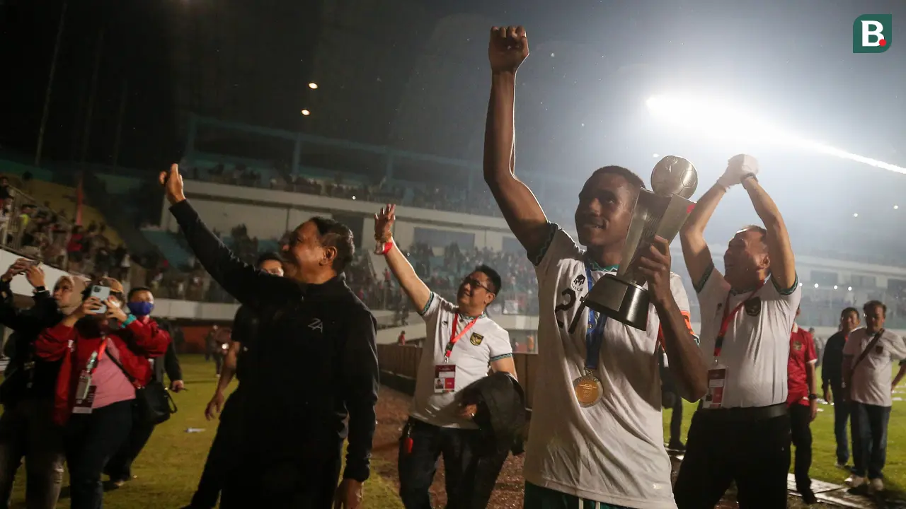 Foto: Bima Sakti dan Timnas Indonesia U-16 Kasih Kado Trofi Juara Piala AFF U-16 2022 untuk Kemerdekaan RI