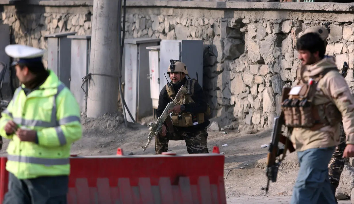 Personel keamanan Afghanistan berjaga di dekat lokasi serangan bunuh diri di Kabul, Afghanistan (25/12). Peristiwa itu terjadi sepekan setelah militan menyerbu pusat pelatihan Direktorat Nasional Keamanan (NDS) di Afghanistan. (AP Photo / Rahmat Gul)