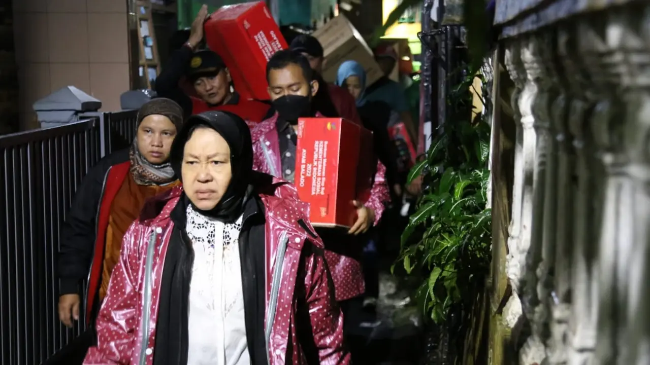 Menteri Sosial Tri Rismaharini meninjau lokasi longsor di Gang Bajo, Kebon Kelapa, Kelurahan Cibogor, Kec. Bogor Tengah, Kota Bogor, Selasa (13/10/2022) malam (Liputan6.com/Achmad Sudarno)
