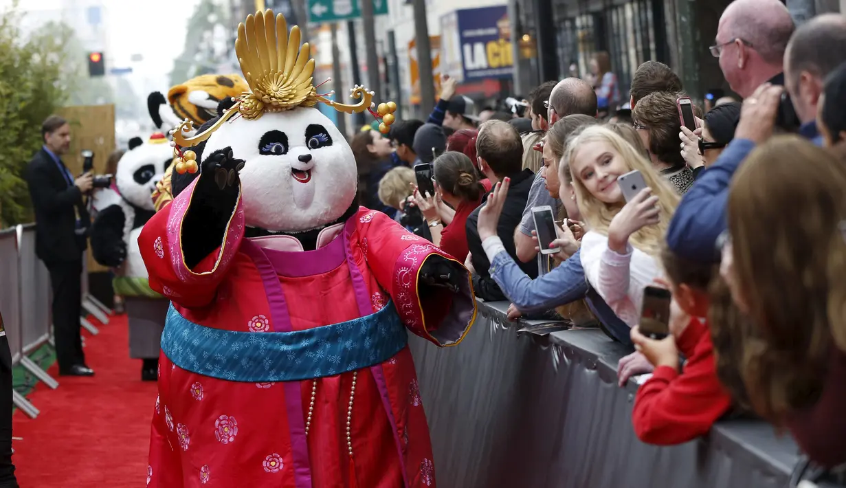 Para karakter film kartun " Kung Fu Panda 3 " saat hadir di teater TCL Cina di Hollywood, California, (16/1).  Film ini nantinya kan diputar diseluruh bioskop di AS pada 29 Januari 2016. (REUTERS / Mario Anzuoni)