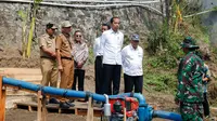 Penjabat (Pj) Gubernur Jawa Tengah, Nana Sudjana mendampingi Presiden Joko Widodo (Jokowi) meninjau realisasi bantuan pompa air di Desa Krendowahono, Kecamatan Gondangrejo, Kabupaten Karanganyar, Rabu, 19 Juni 2024.