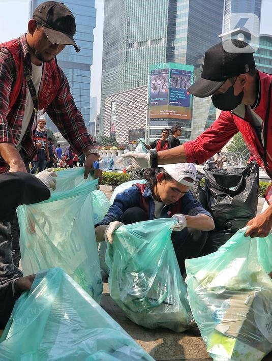 <p>Sejumlah pegiat lingkungan mengumpulkan sampah saat mengikuti Hari Bebas Kendaraan Bermotor (HKBP) atau Car Free Day (CFD) di kawasan Bundaran HI, Jakarta, Minggu (29/10/2023). Kegiatan ini sebagai bentuk kampanye untuk mengajak warga agar peduli terhadap lingkungan dengan cara mengurangi penggunaan plastik. (Liputan6.com/Angga Yuniar)</p>