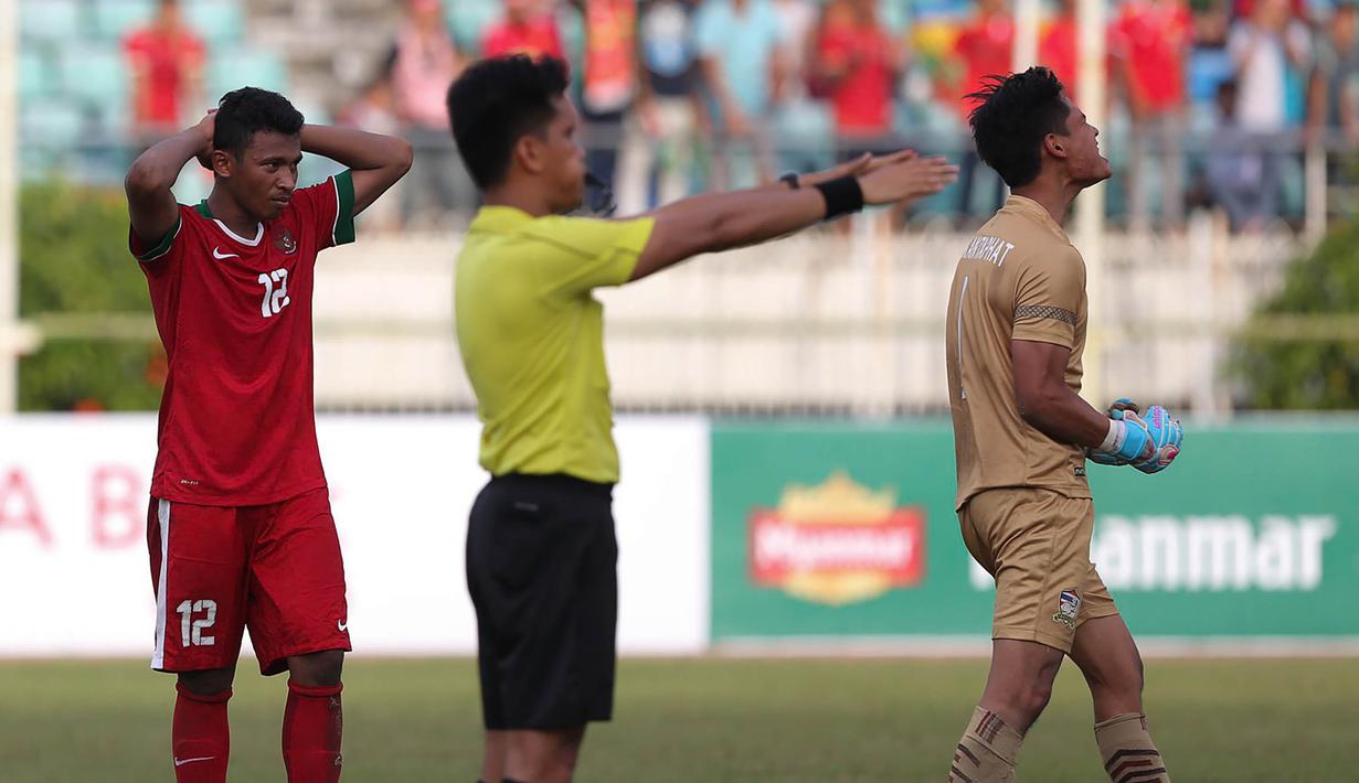 Kiper Thailand U-19, Kantaphat Manpati, merayakan kemenangan atas Timnas Indonesia U-19 pada laga Piala AFF U-18 di Stadion Thuwunna, Yangon, Jumat (15/9/2017). Manpati berkali-kali mengagalkan kesempatan Indonesia. (Bola.com/Yoppy Renato)