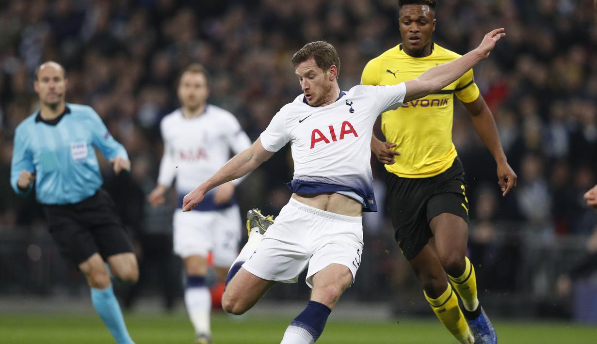 Bek Spurs, Jan Verthongen melepas tembakan pada leg 1, 16 besar Liga Champions yang berlangsung di stadion, Wembley, London, Kamis (14/2). Spurs menang 3-0 atas Borussia Dortmund (AFP/ Adrian Dennis)