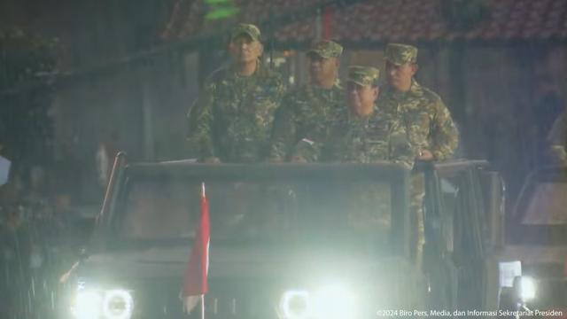 Presiden Prabowo Subianto memimpin Upacara Parade Senja di Lapangan Pancasila, Akademi Militer (Akmil) Magelang Jawa Tengah, Jumat (25/10/2024).