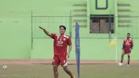 Pemain Arema Cronus, Purwaka Yudhi berlatihan jelang leg kedua semi final Piala Presiden melawan Sriwijaya F.C di Stadion Gajayana, Malang, Rabu (7/10/2015). (Bola.com/Vitalis Yogi Trisna)