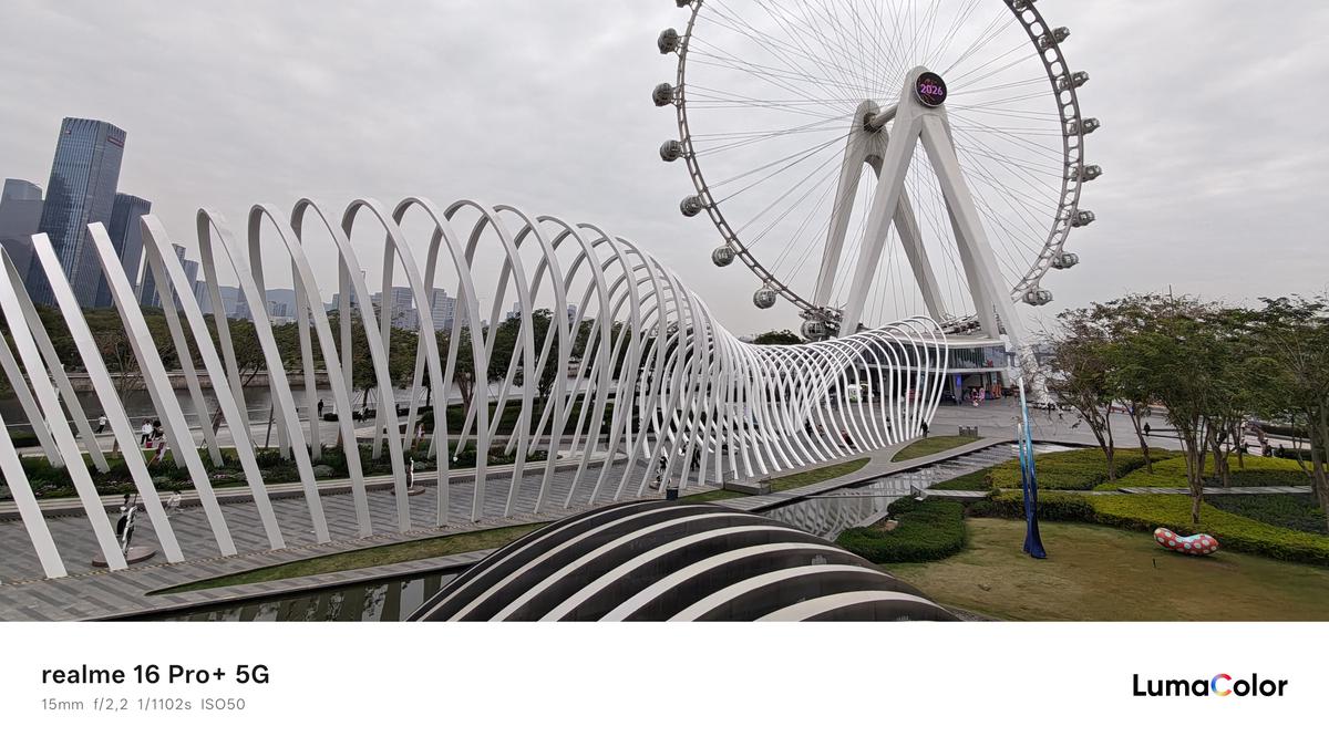 Menantang Batas Lensa Realme 16 Pro+ 5G di Bawah Langit Mendung Kota Shenzhen