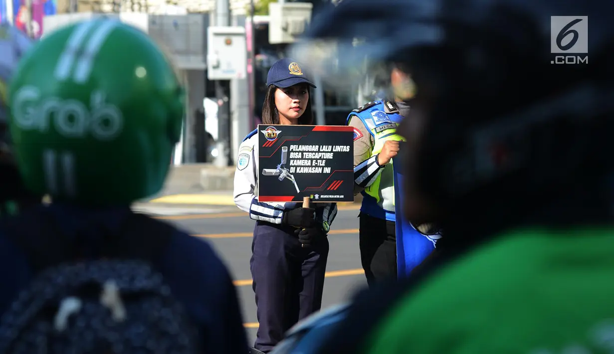 Petugas Dishub DKI mensosialisasikan terkait penambahan kamera untuk mendukung penerapan sistem Electronic Traffic Law Enforcement (E-TLE) atau tilang elektronik di Jalan Thamrin, Jakarta, Kamis (25/4). Hingga kini terdapat 12 titik kamera guna menerapkan sistem E-LTE. (merdeka.com/Imam Buhori)