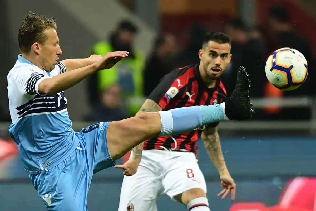 Gelandang Lazio, Lucas Leiva (kiri) saat melawan AC Milan