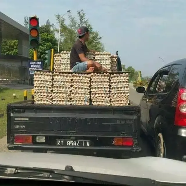 6 Potret Orang di Mobil Pick Up Bersama Barang Angkutan Ini Bikin Kasihan
